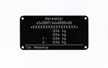 Var.15 Typenschild für die Fahrzeugklasse O1 und O2, beschriftet mit der Zusatzangabe Typ und Baujahr